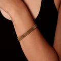 Lena – Un braccialetto delicato dalla silhouette semplice.