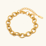 Johana – Delicato bracciale in oro con dettagli charm.