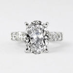 Greta – Anello in argento con diamanti e ornamento.