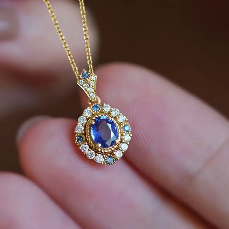 Larisa – Anello con montatura in oro e zaffiro.
