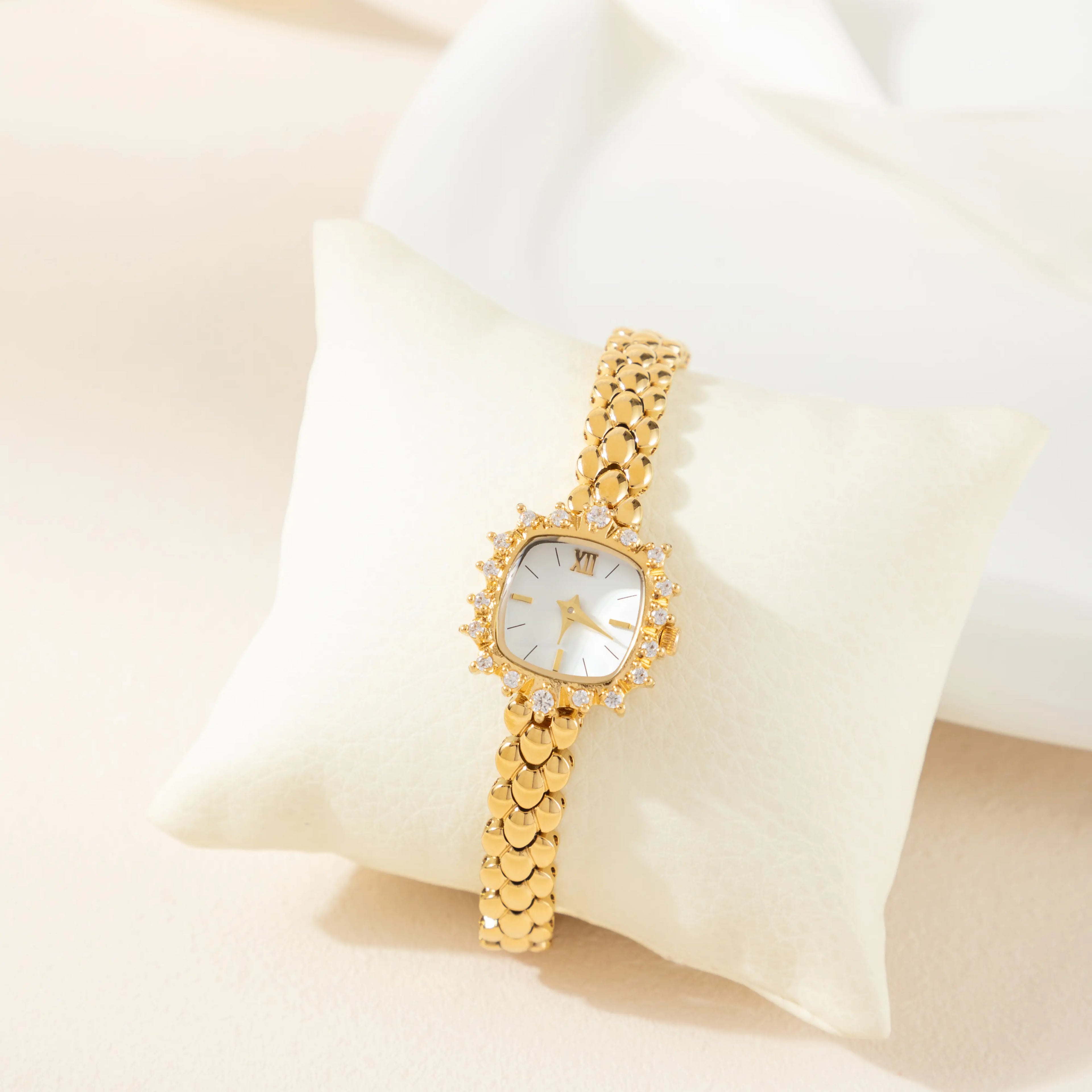 Isabela – Orologio in oro con bracciale rotondo.