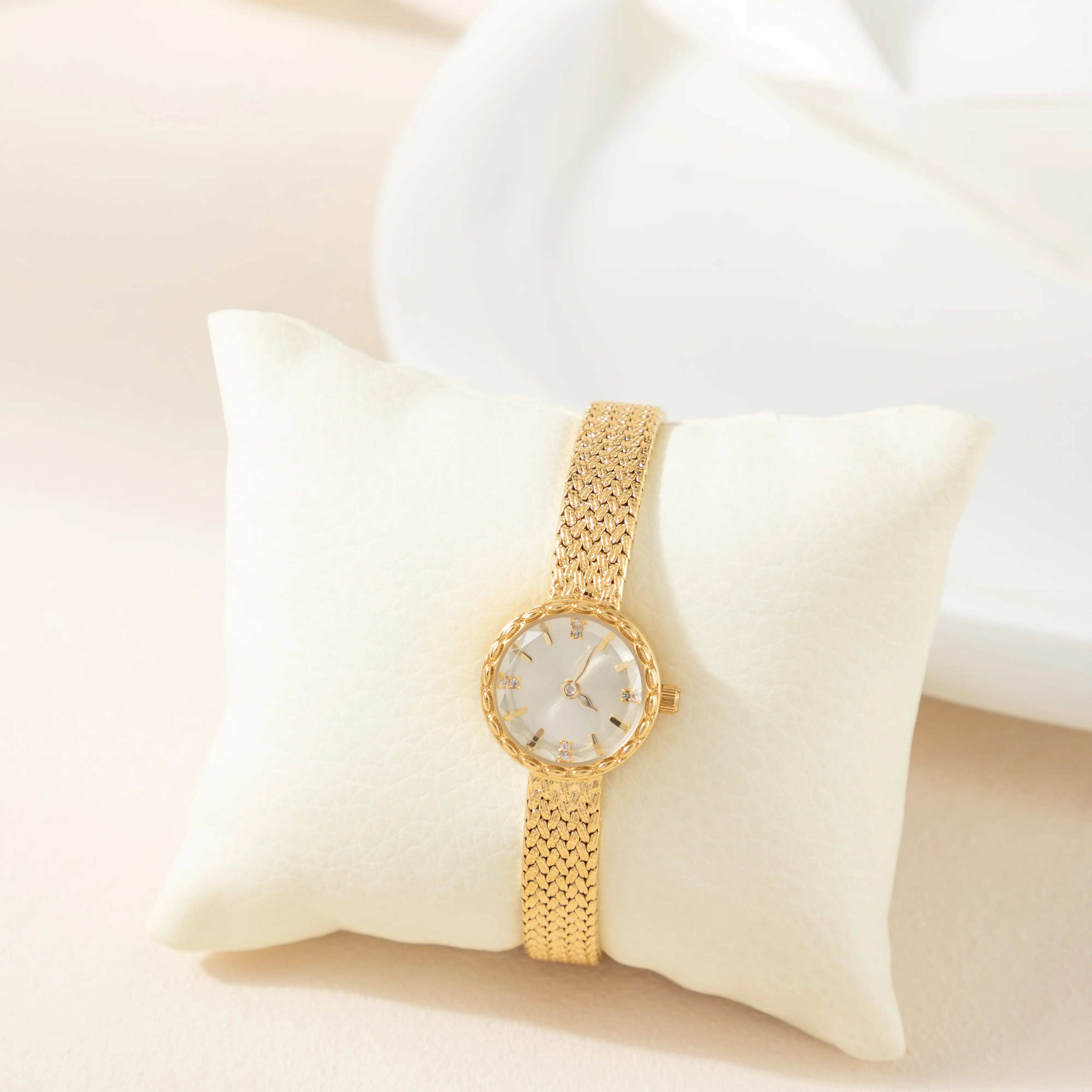 Magdaléna – Orologio in oro con cinturino stretto.