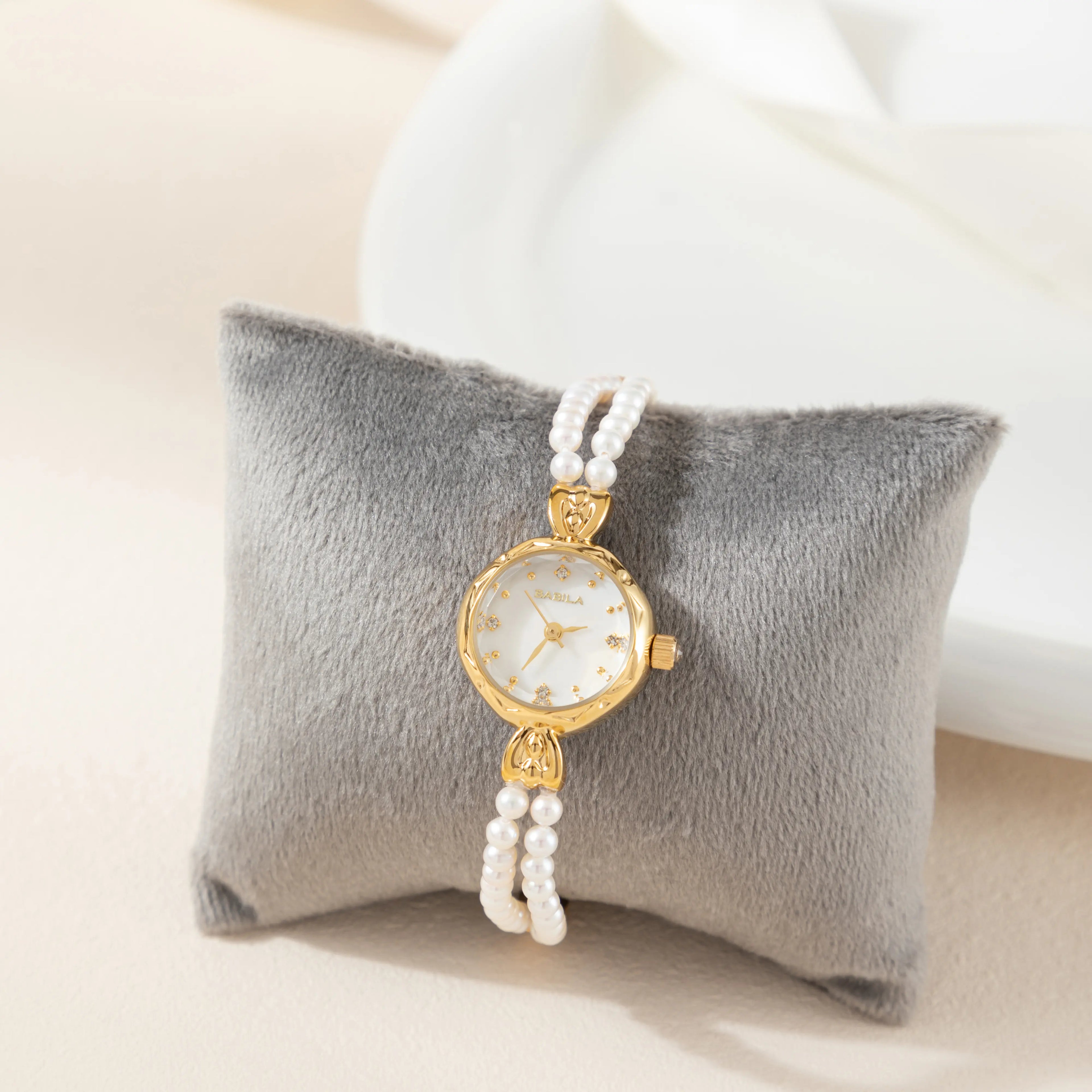 Johana – Orologio in oro con bordo in cristallo.