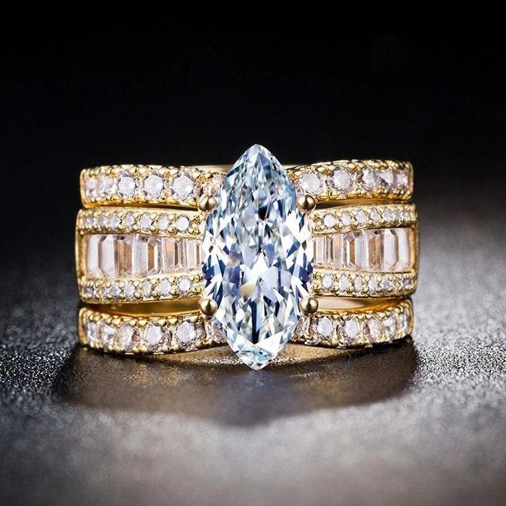 Veronika – Anello con diamanti e dettagli in oro.