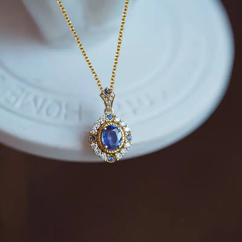 Larisa – Anello con montatura in oro e zaffiro.