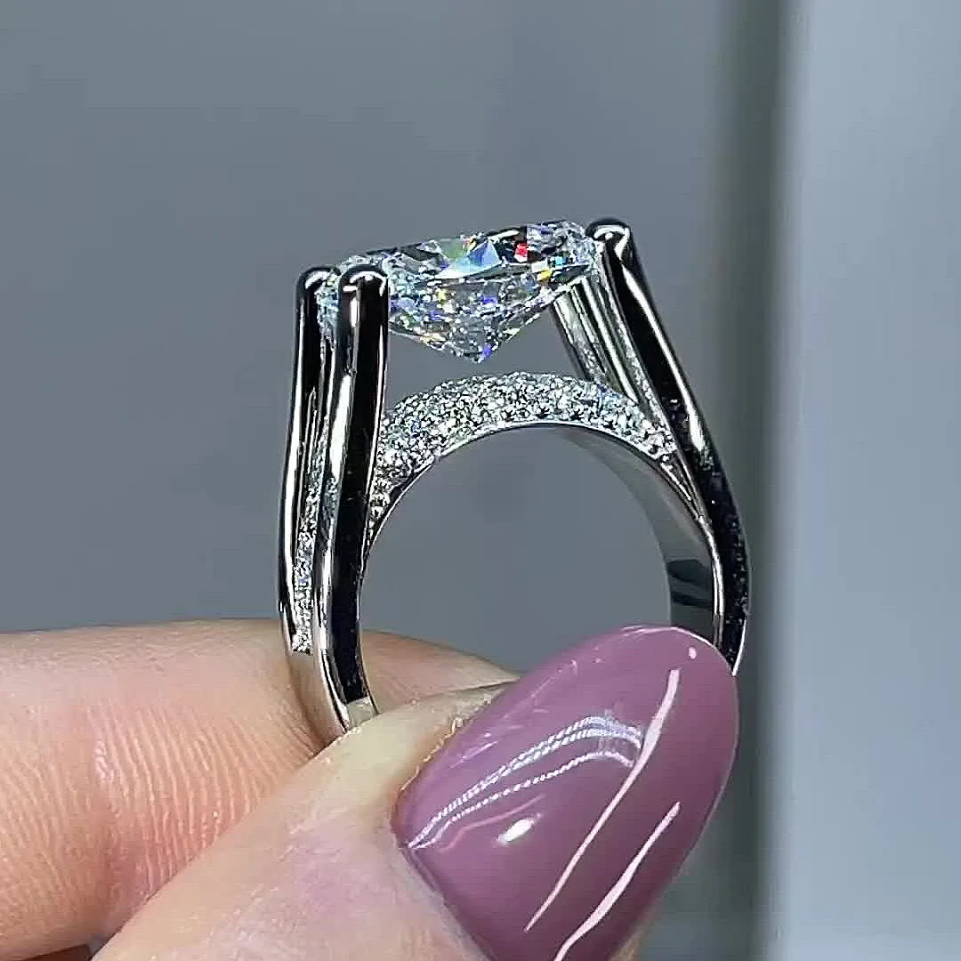 Victoria – Anello lucido con dettagli laterali.