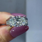 Victoria – Anello lucido con dettagli laterali.