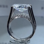 Victoria – Anello lucido con dettagli laterali.
