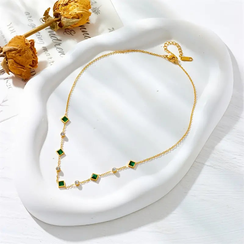 Alena – Collana in oro con un delicato smeraldo.