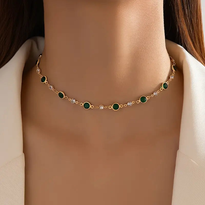 Annalena – Collana di smeraldi con dettagli in oro.