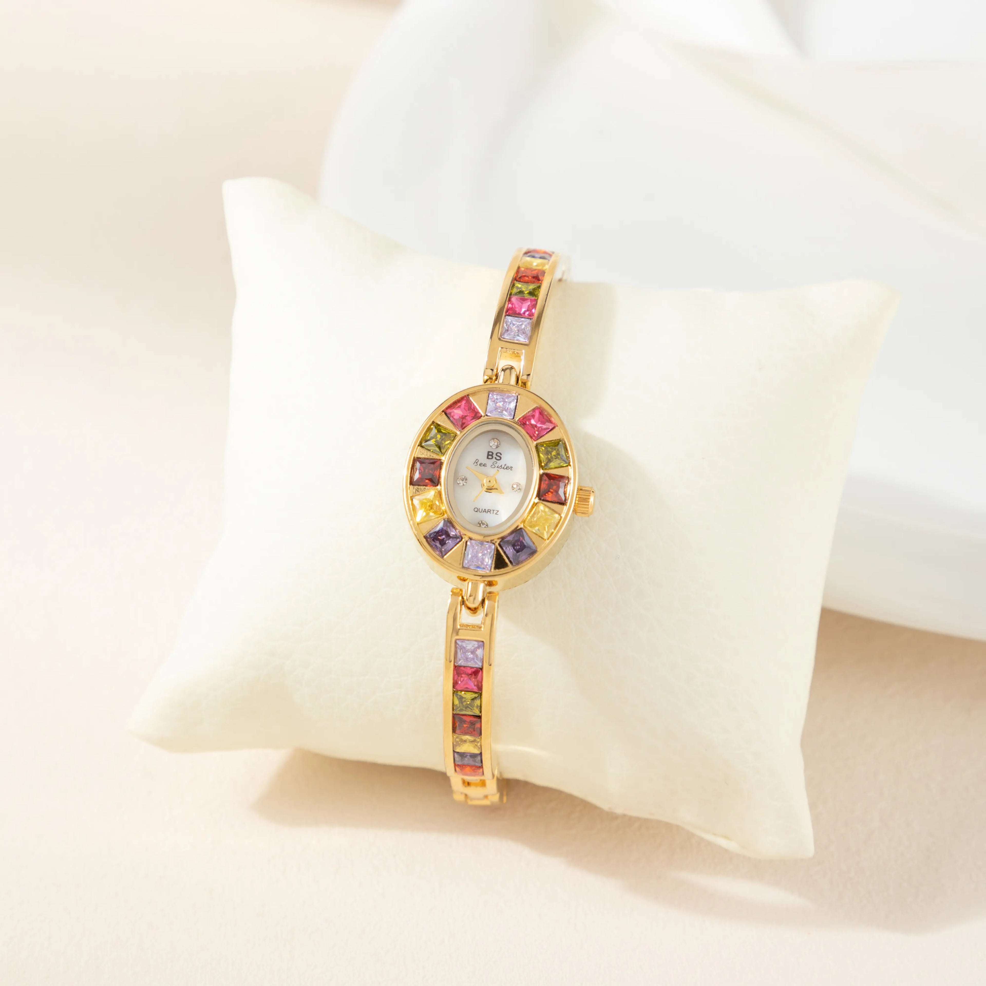 Amélie – Orologio in oro con montatura in cristallo.