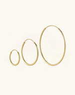 Sabina – Orecchini in oro dalla struttura lucida.
