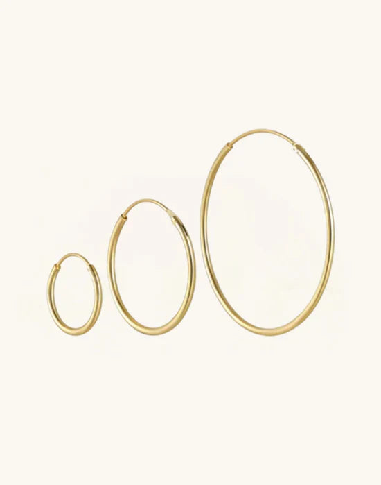 Sabina – Orecchini in oro dalla struttura lucida.