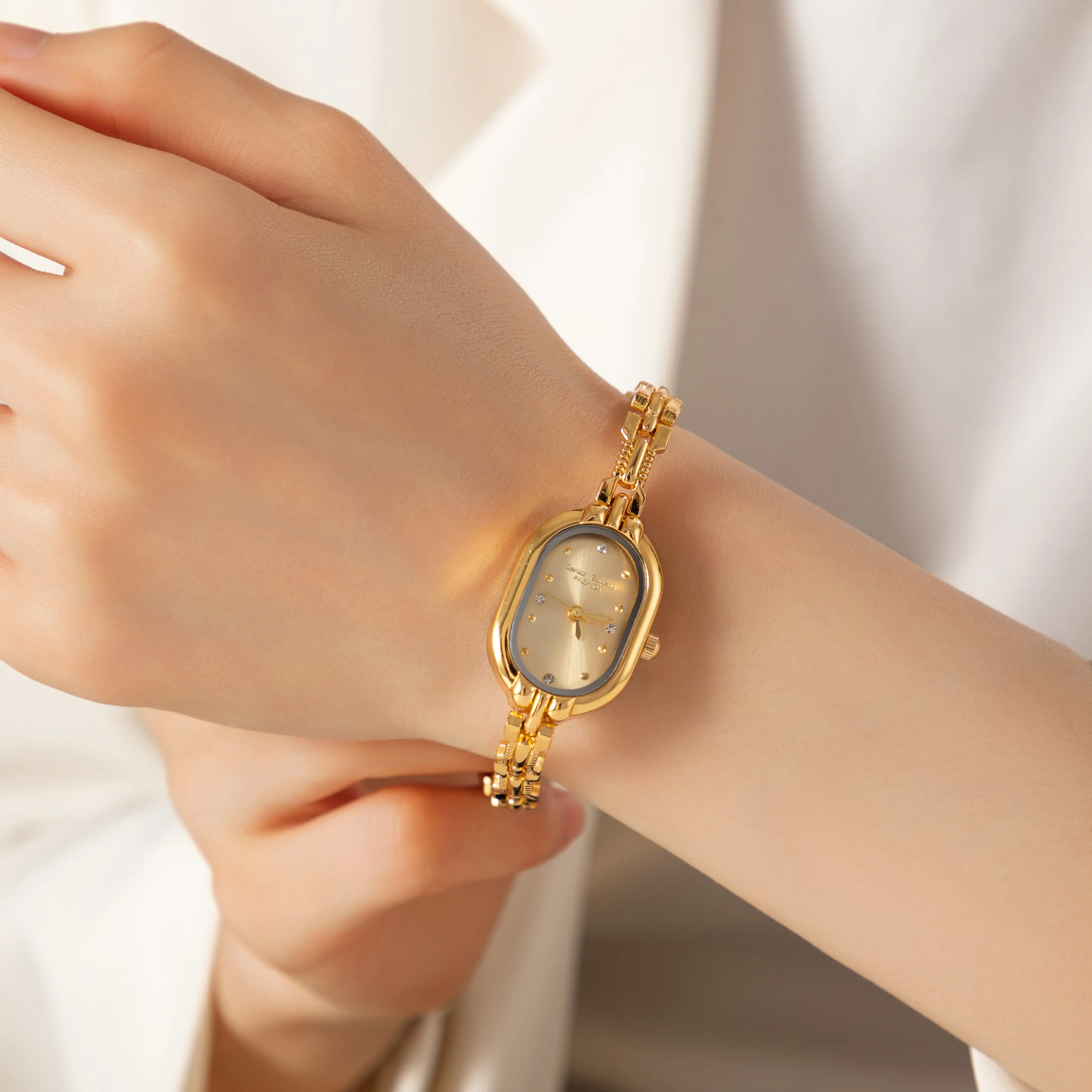 Viktorie – Orologio in oro con cassa ovale.