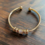 Nina - Bracciale regolabile in oro con ciondoli