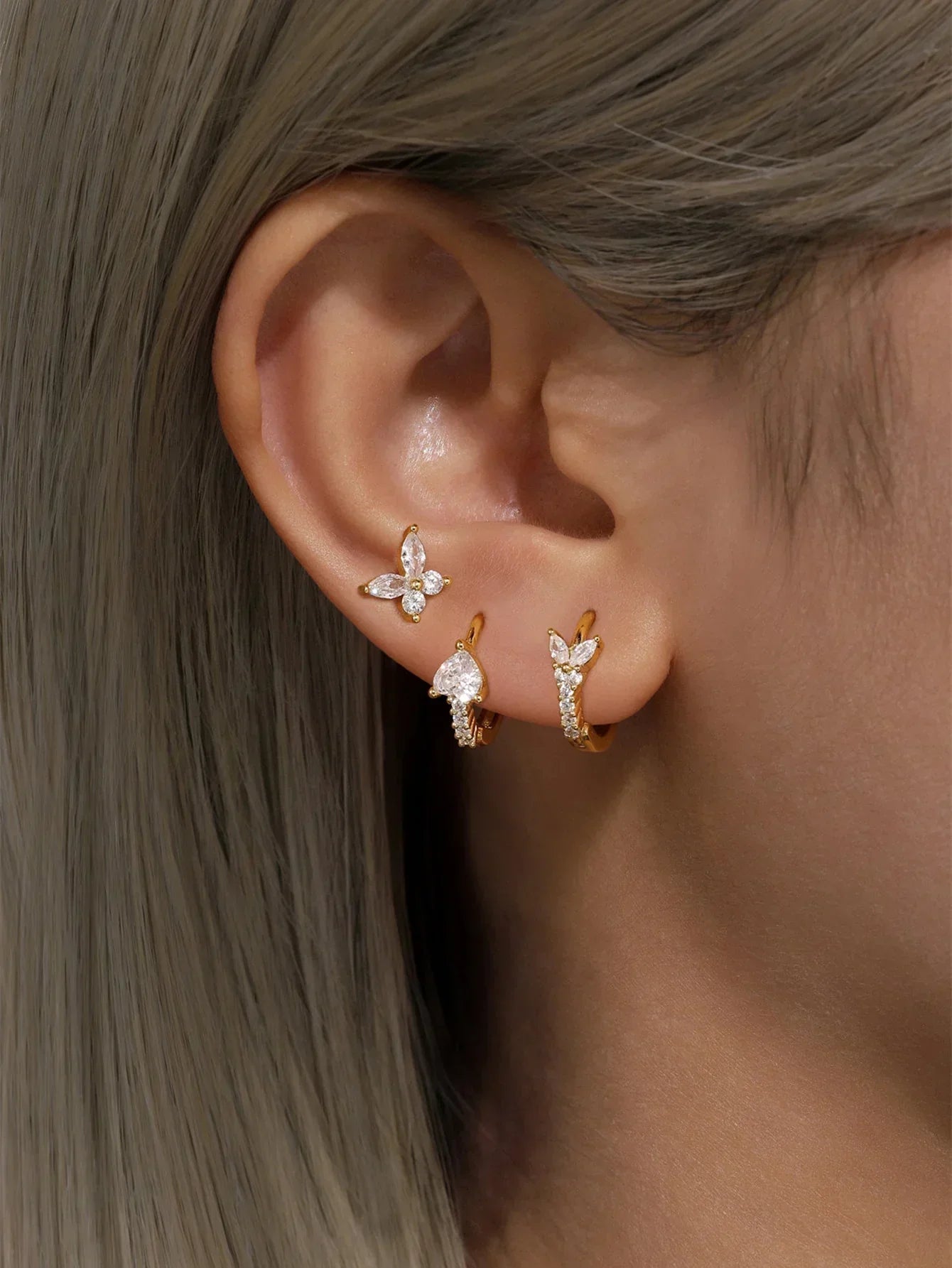 Eva-Marie – Delicati orecchini in oro dalla forma fluida.