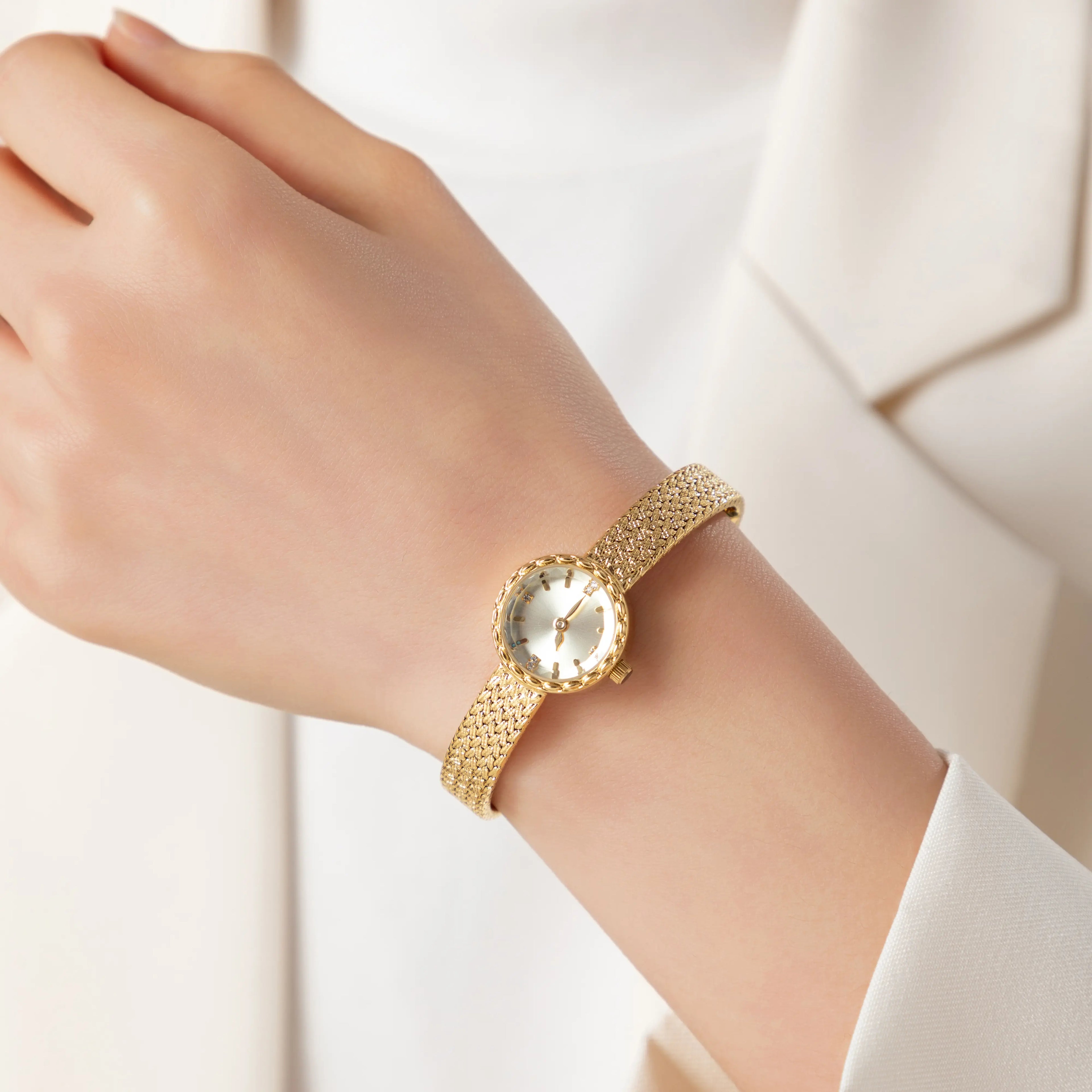 Magdaléna – Orologio in oro con cinturino stretto.