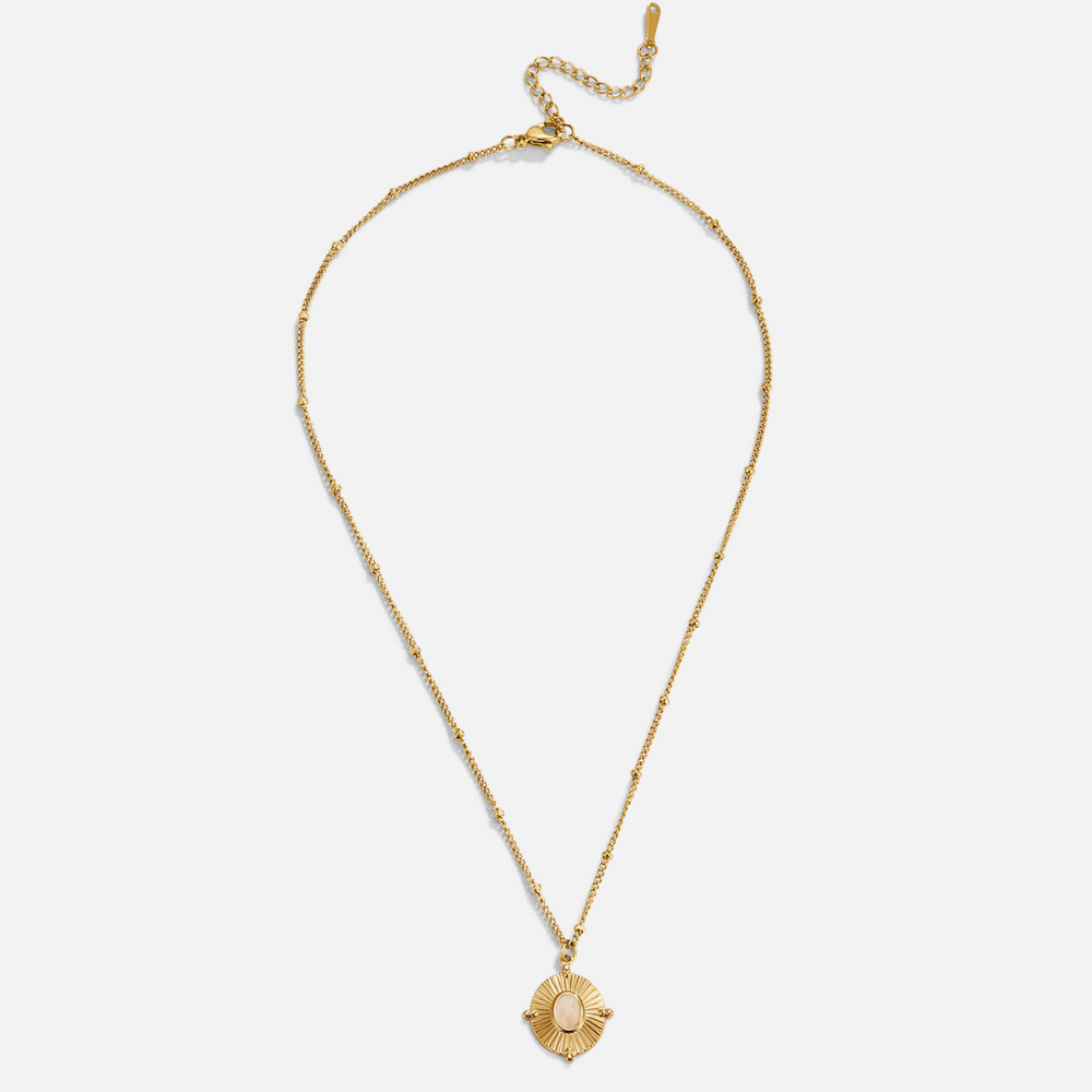 Annika – Delicata catena in oro con pendente quadrato.