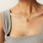 Frieda – Collana dorata con pendente a forma di ala