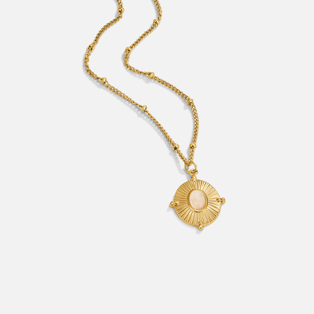 Annika – Delicata catena in oro con pendente quadrato.