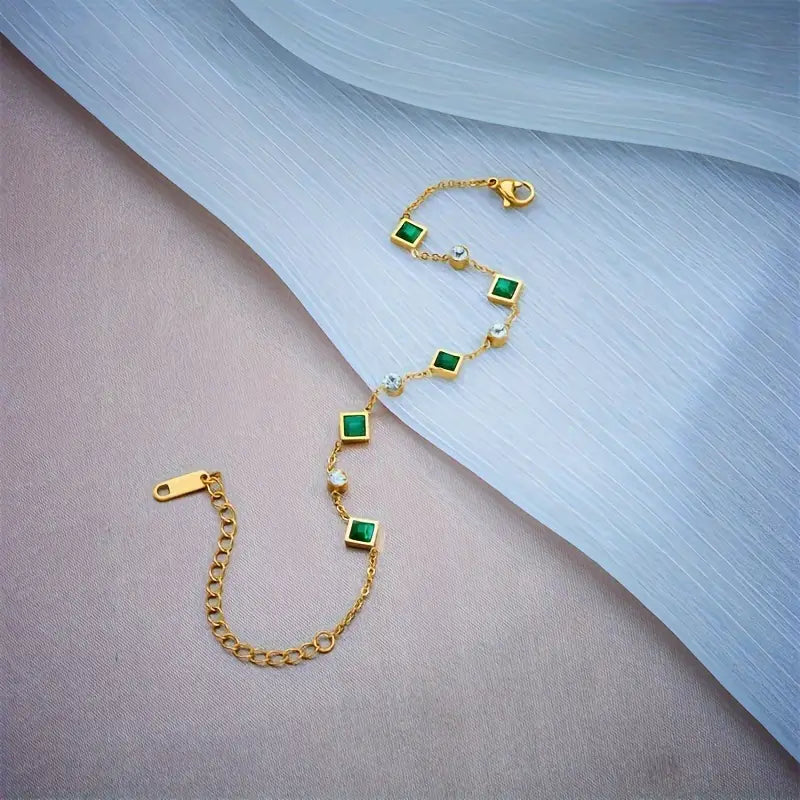 Tereza – Delicato bracciale in oro con dettagli in smeraldo.