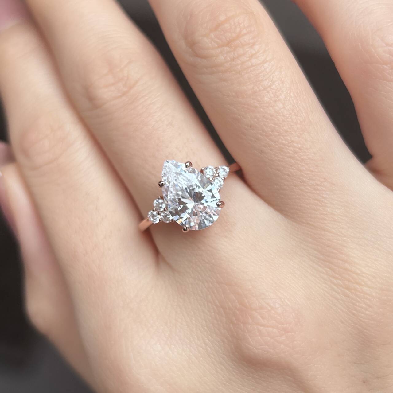 Clarissa – Anello di diamanti con taglio a goccia in oro.
