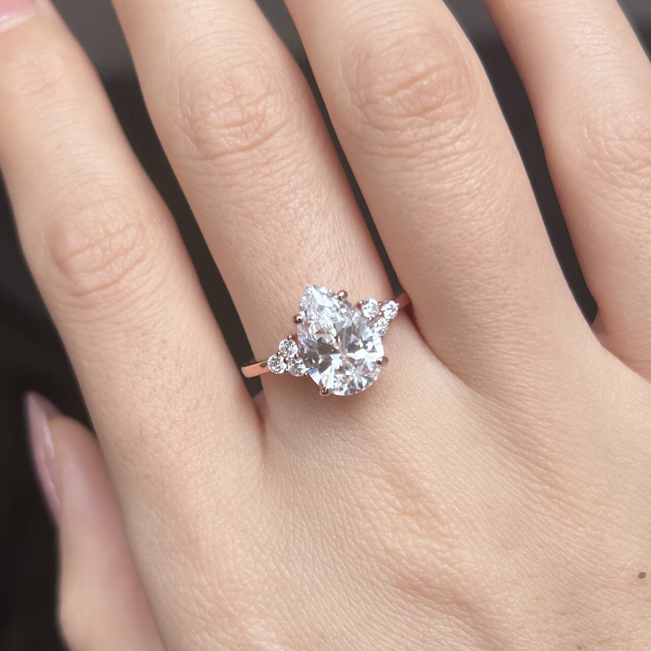 Clarissa – Anello di diamanti con taglio a goccia in oro.