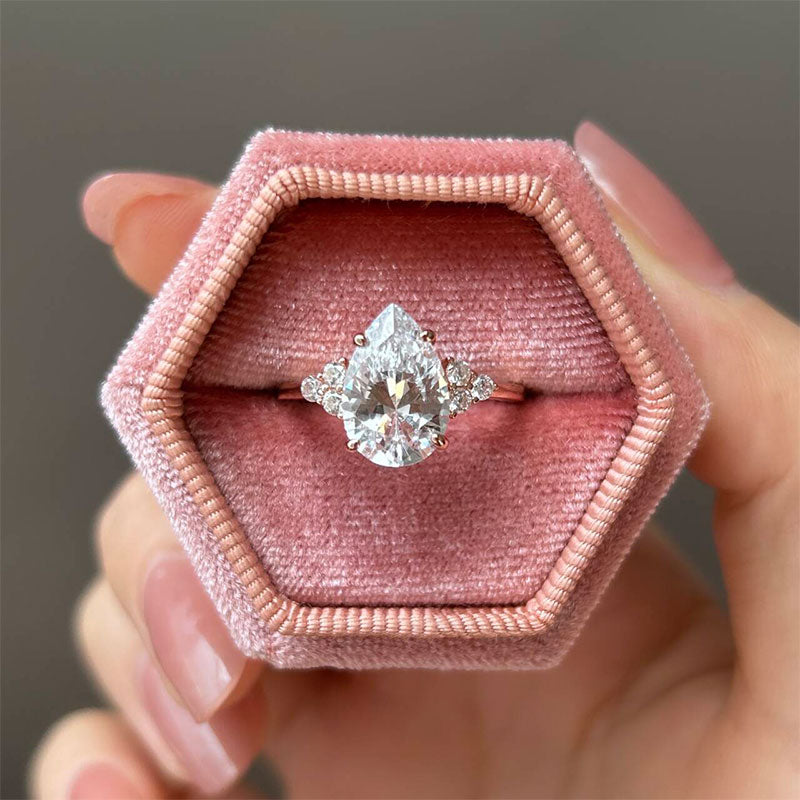 Clarissa – Anello di diamanti con taglio a goccia in oro.