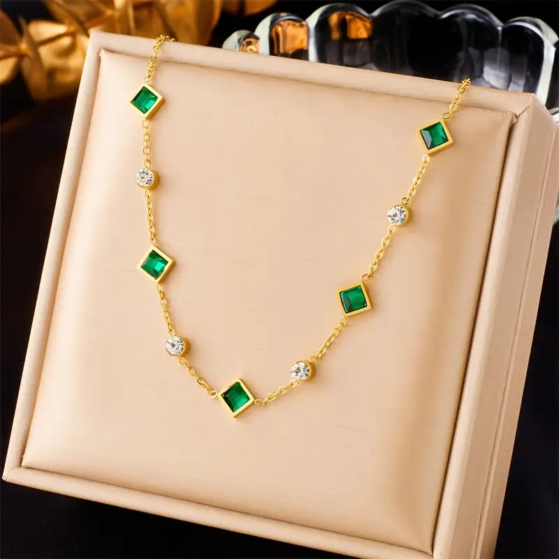 Alena – Collana in oro con un delicato smeraldo.