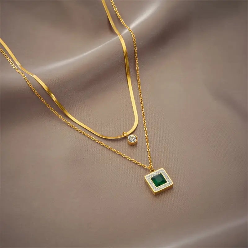 Klára – Collana in oro con pendente di smeraldo.