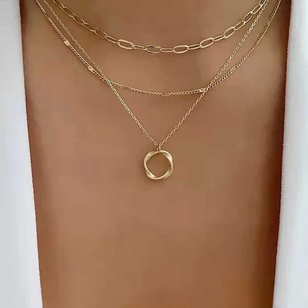 Beata – Collana dorata con piccole decorazioni in pietra