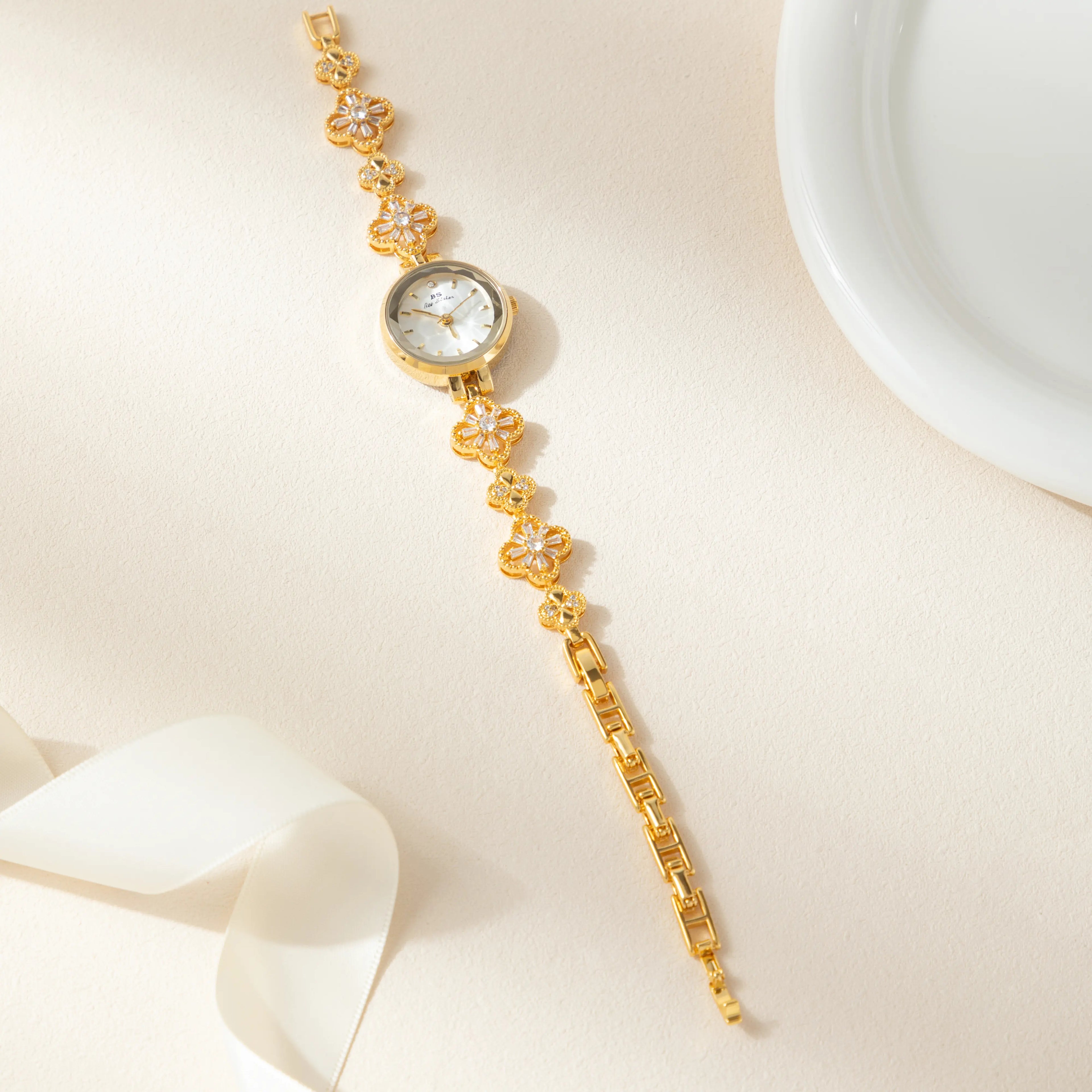 Elina – Orologio in oro con bracciale a fiori.