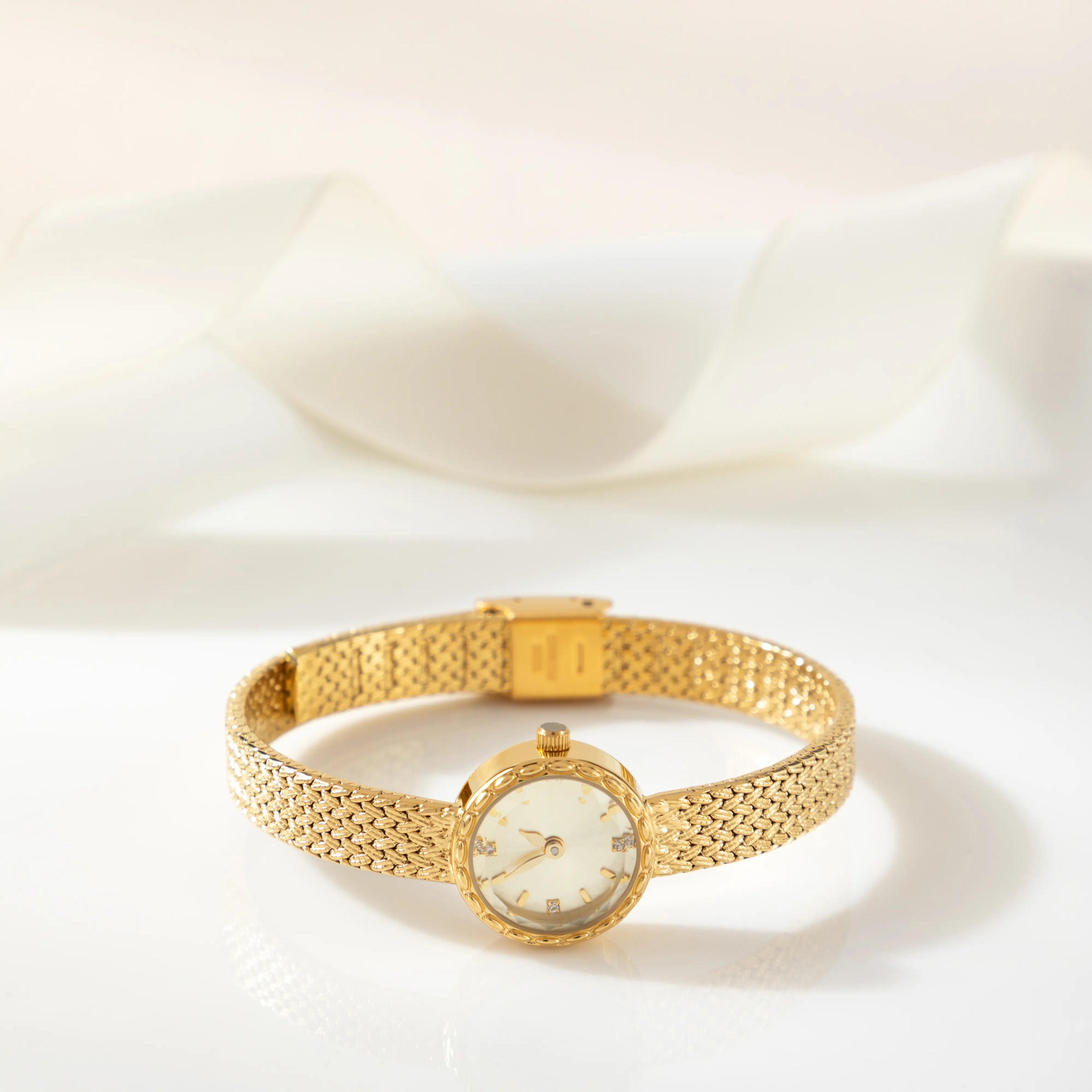 Magdaléna – Orologio in oro con cinturino stretto.