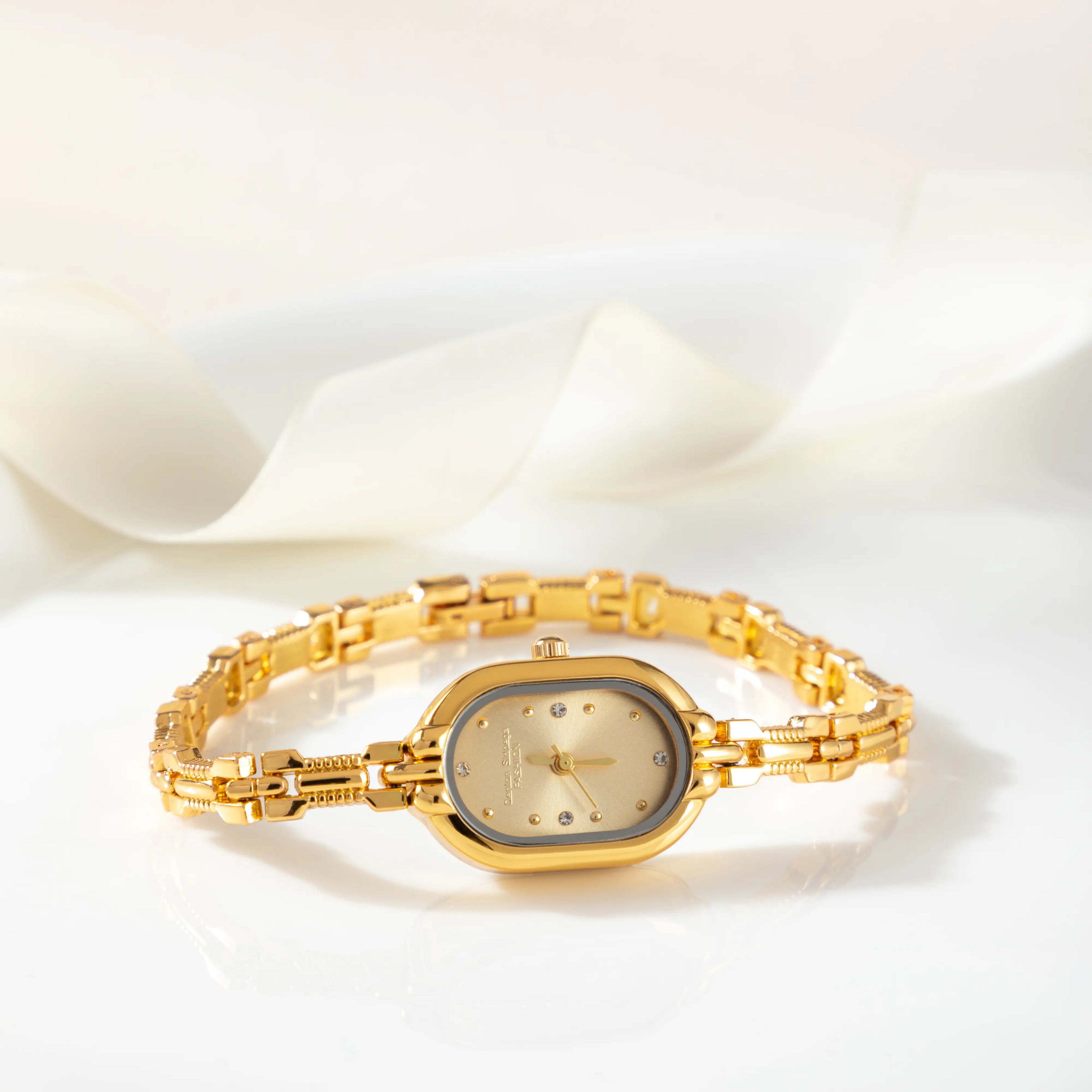 Viktorie – Orologio in oro con cassa ovale.