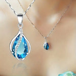 Evelína – Ciondolo a forma di goccia con zaffiro blu brillante.