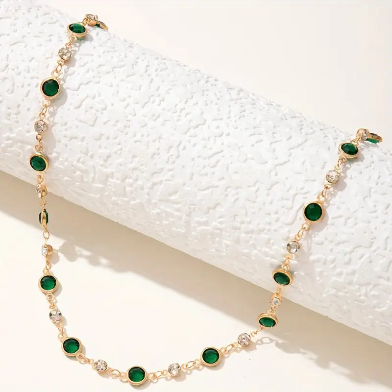 Annalena – Collana di smeraldi con dettagli in oro.