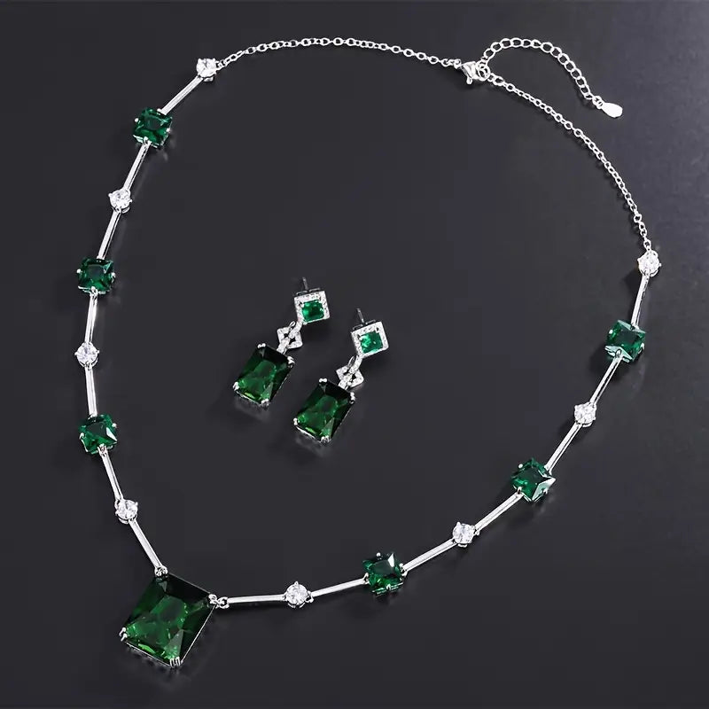 Alena – Collana di smeraldi dalla struttura trasparente.