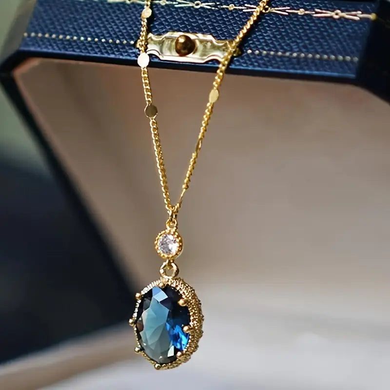 Marisa – Ciondolo in oro con pietra zaffiro.