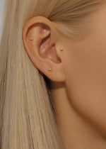 Kateřina – Orecchini in oro dalla curva delicata.