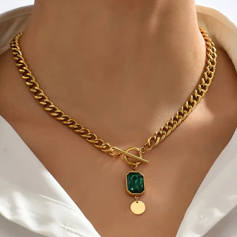 Tereza – Collana in oro con ciondolo di smeraldo.