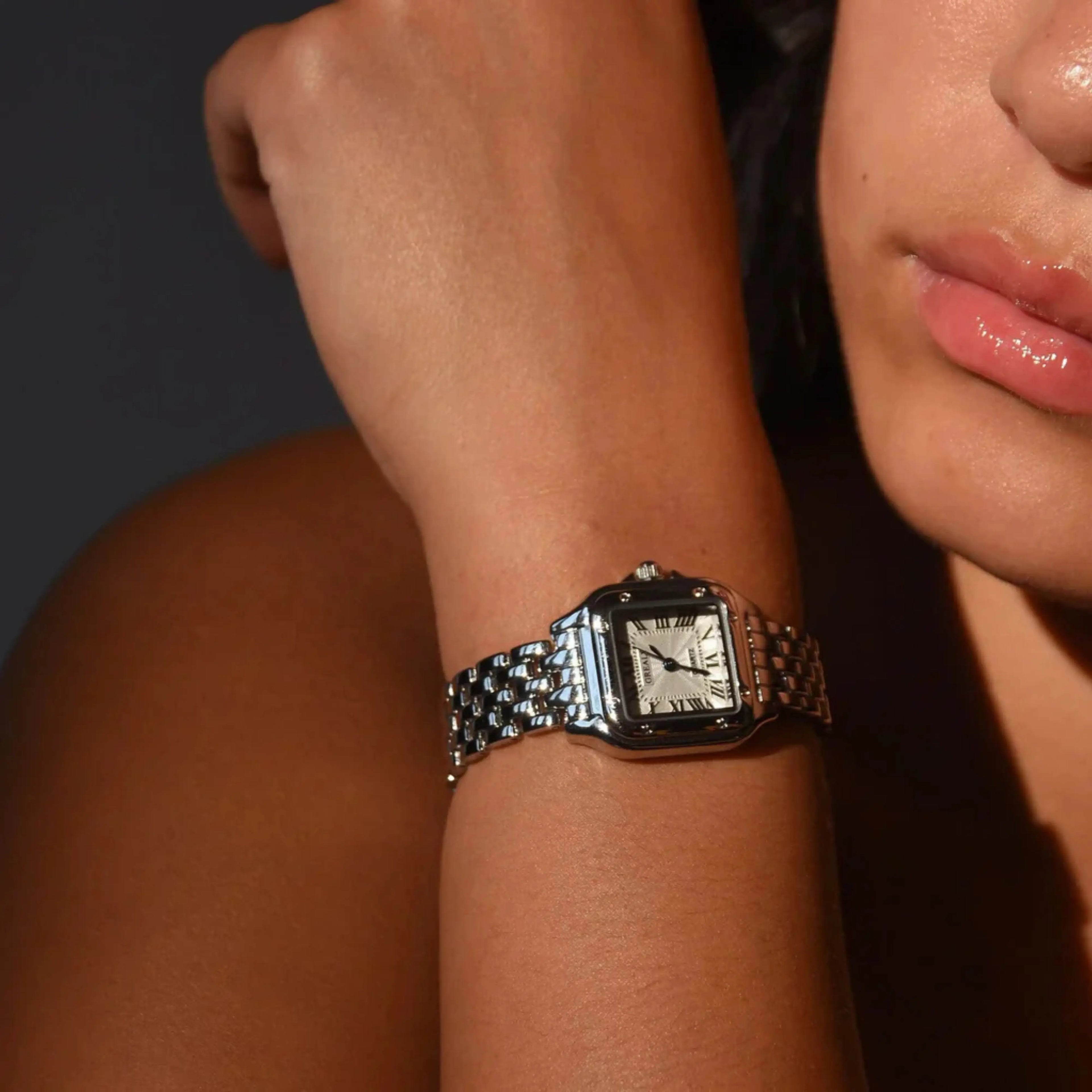 Leonie – Orologio in oro con cassa quadrata.