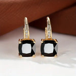 Klára – Orecchini pendenti con pietra quadrata.
