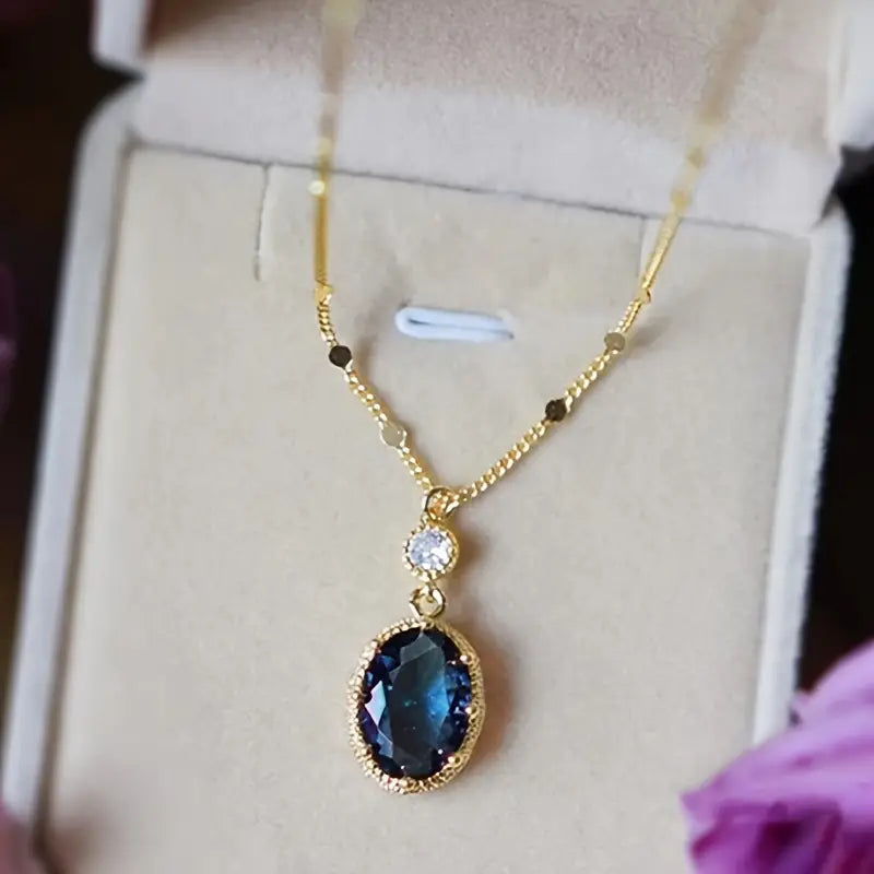 Marisa – Ciondolo in oro con pietra zaffiro.