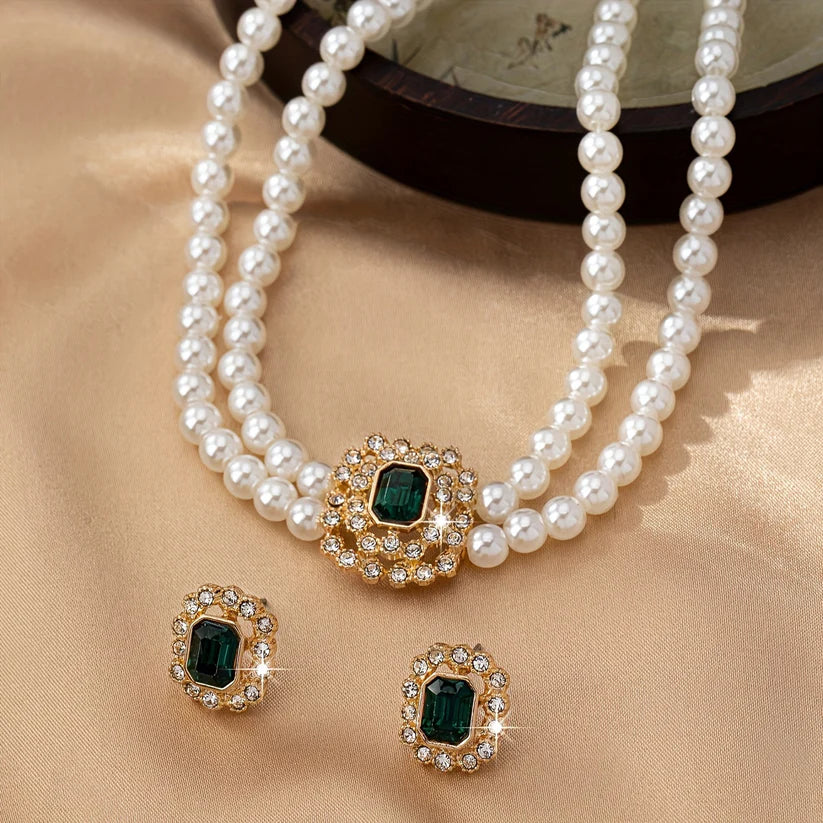 Elvira - Collana di perle con elementi di smeraldo.