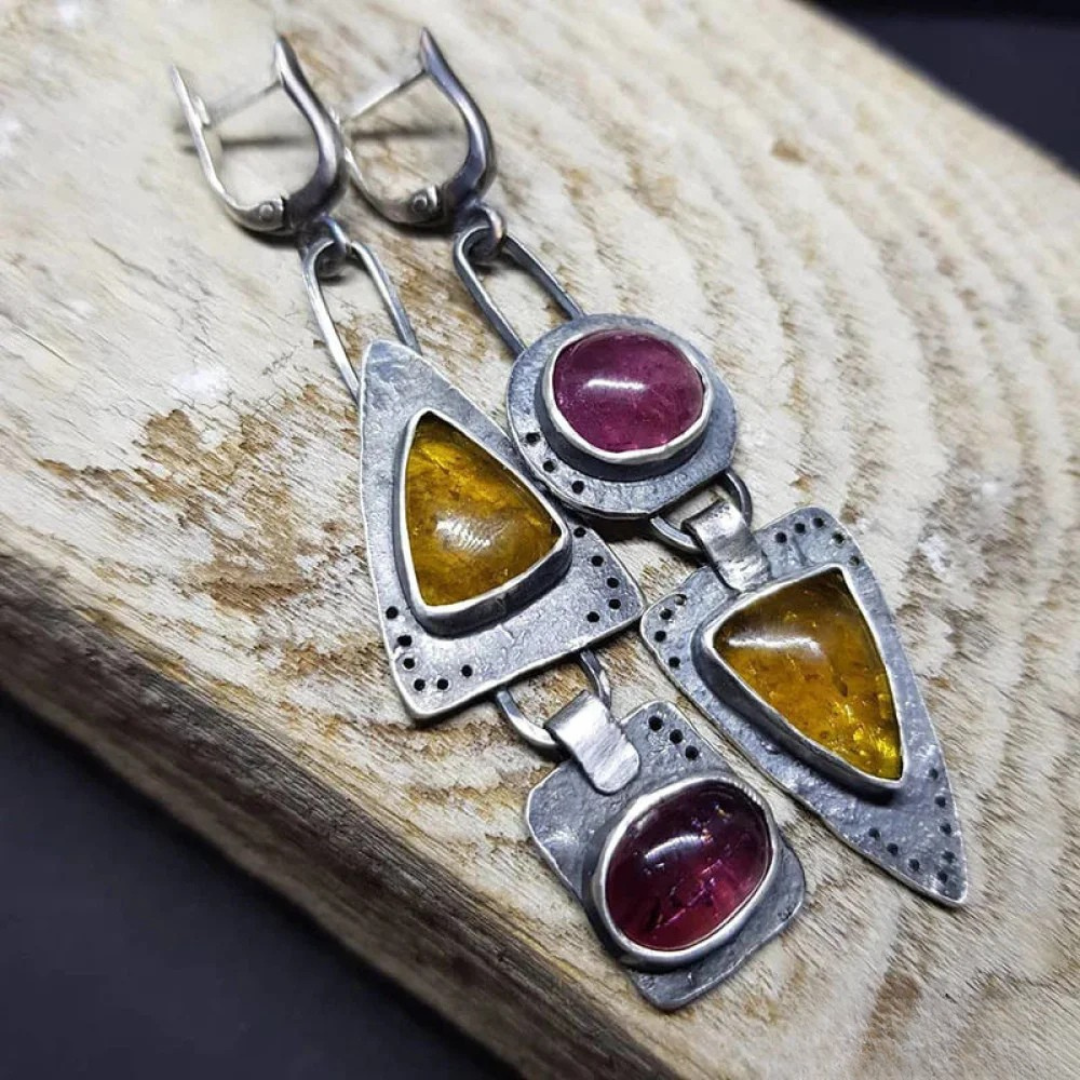 Greta – Orecchini geometrici con dettaglio rosso rubino