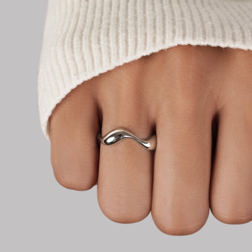 Clara – Anello in argento con superficie strutturata
