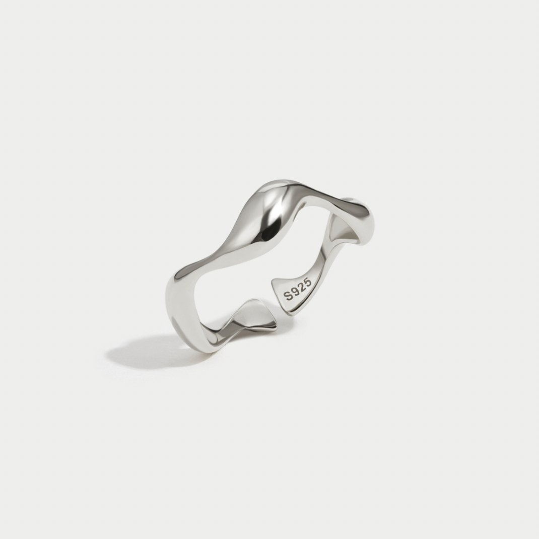 Clara – Anello in argento con superficie strutturata