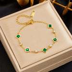 Tereza – Delicato bracciale in oro con dettagli in smeraldo.