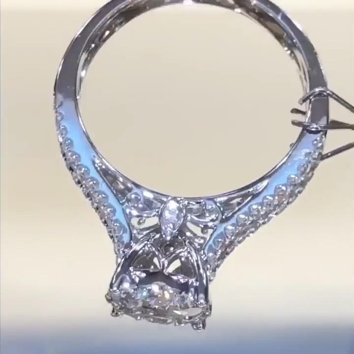 Beatrix – Anello doppio con incastonatura a pavé.