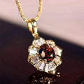 Kristýna – Anello in oro con rubino con disegno floreale.